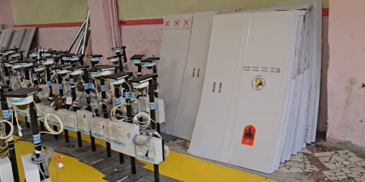 Vlora gati për zgjedhjet e së dielës, mbërrijnë materialet zgjedhore, 173 mijë qytetarë drejt kutive të votimit