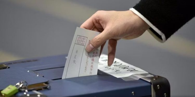 Dy kandidatët marrin vota të barabarta, shorti vendos kush do drejtojë bashkinë