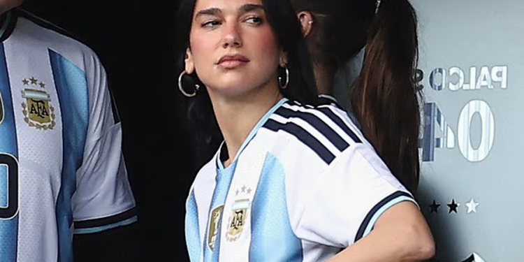 Dua Lipa ndjek “Superklasikon” e famshme argjentinase në “La Bombonera”