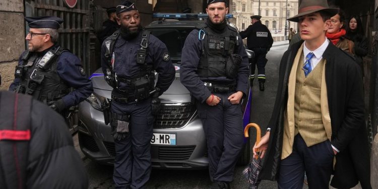 Kush është “djali me kapele” i Luvrit? Adoleshenti elegant u bë viral pas grabitjes së bizhuterive mbretërore