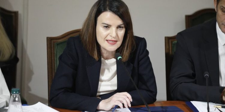 3 vrasje në një ditë, ministrja Koçiu: Nuk kemi çfarë të bëjmë, janë ngjarje mafioze