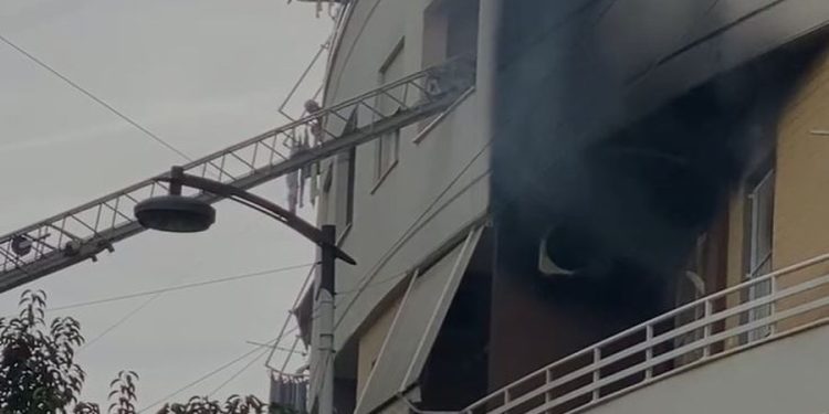 Përfshihet nga flakët shtëpia në Fier, dëmtohet foshnja