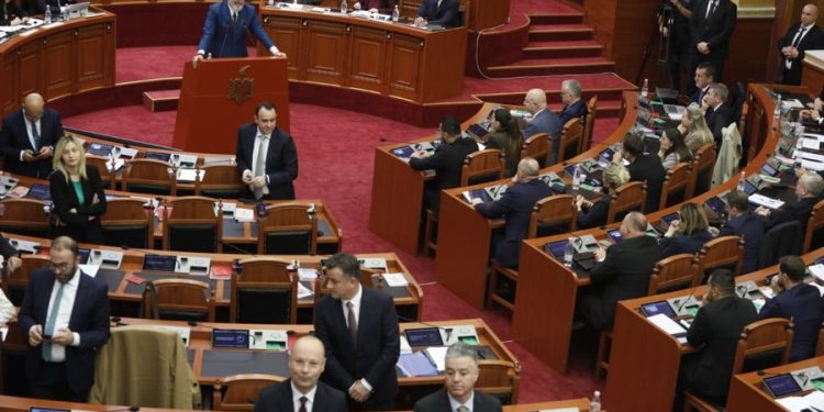 Rama prezanton buxhetin, opozita i kthen kurrizin