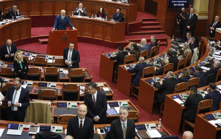 Rama prezanton buxhetin, opozita i kthen kurrizin