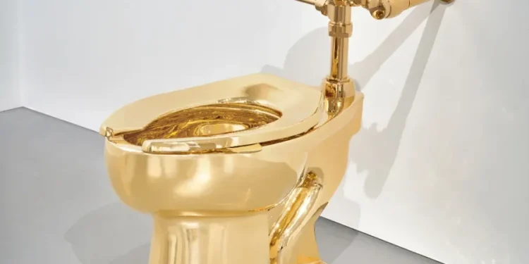 Zbulohet kush e bleu tualetin prej ari për 12,1 milionë dollarë