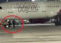 “Ndaloje avionin!” Dy pasagjerë shpërthejnë derën e sigurisë dhe vrapojnë në pistë