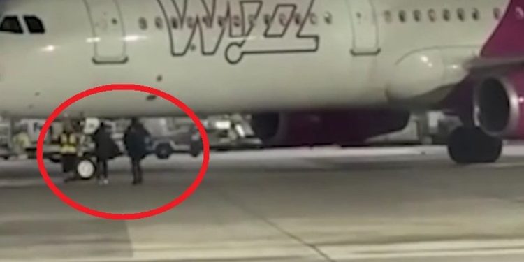 “Ndaloje avionin!” Dy pasagjerë shpërthejnë derën e sigurisë dhe vrapojnë në pistë