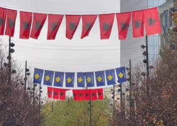 Prishtina vishet kuqezi për 28 Nëntorin