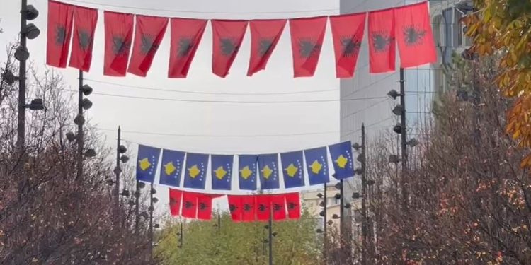Prishtina vishet kuqezi për 28 Nëntorin