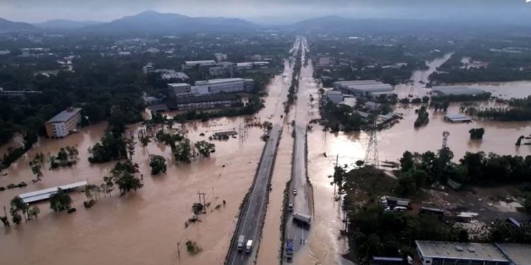 Tajlanda nën ujë, pamje me dron nga përmbytjet