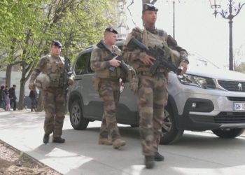 ‘Jini të përgatitur të humbni fëmijë’/ Macron rikthen rekrutimin ushtarak