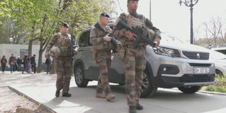 ‘Jini të përgatitur të humbni fëmijë’/ Macron rikthen rekrutimin ushtarak