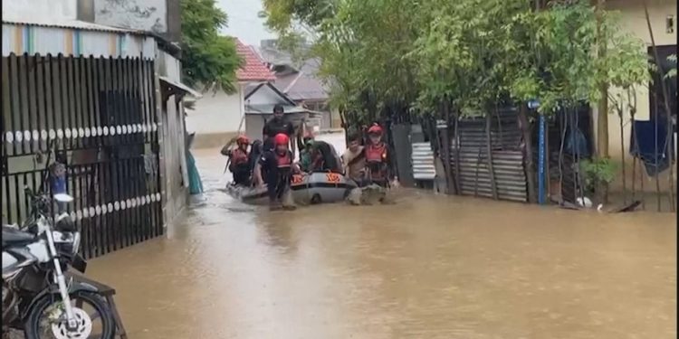 Cikloni dhe përmbytjet u marrin jetën 46 personave në Indonezi