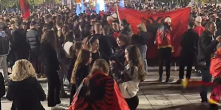 Festë kuqezi në Greqi, shqiptarët festojnë Ditën e Pavarësisë në sheshin Syntagma të Athinës