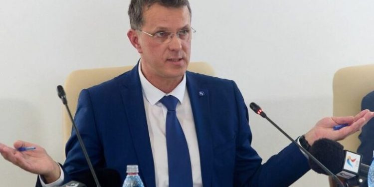 Gënjeu në CV, jep dorëheqjen ministri rumun i Mbrojtjes
