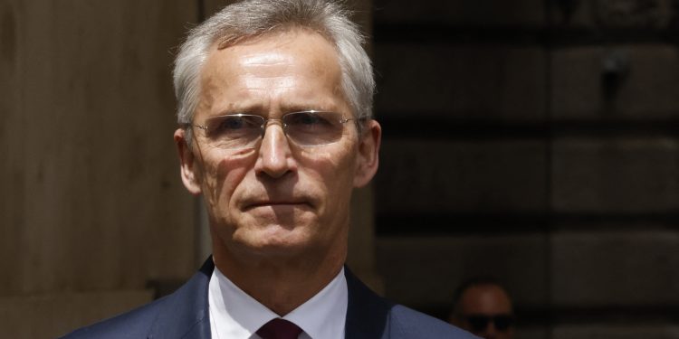 Rrëfehet Stoltenberg: Ja si i refuzova Zelenskyt vendosjen e zonës ndalim-fluturimi mbi Ukrainë në shkurt të 2022-it
