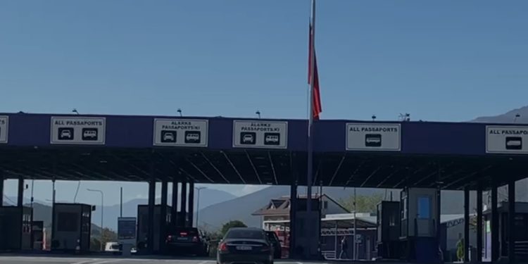 Rikthehet regjimi i lëvizjes së automjeteve pa kontrolle mes Shqipërisë dhe Kosovës, ja deri kur zgjat
