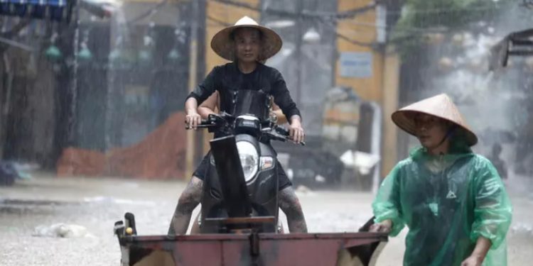Rrugët të kthyera në lumenj/ Rëndohet bilanci, 35 persona humbin jetë nga përmbytjet në Vietnam. Mbi 16 mijë shtëpi nën pushtetin e ujit