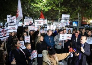 Protestë përpara Kuvendit kundër projektligjit “Për barazinë gjinore”