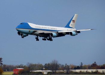 Një “pako e dyshimtë” pranë avionit të Trump, personat që e prekën u helmuan