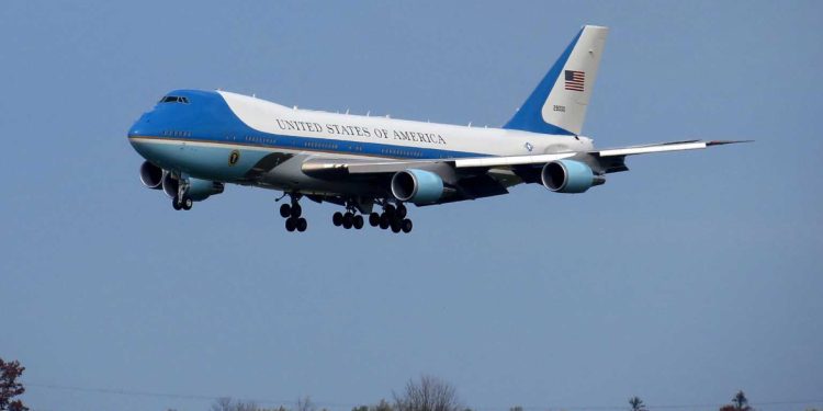 Një “pako e dyshimtë” pranë avionit të Trump, personat që e prekën u helmuan