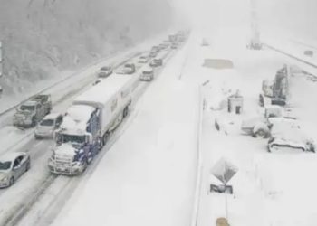 Stuhia e fortë dimërore godet 13 shtete të SHBA-së: Mbi 38 cm borë dhe akull