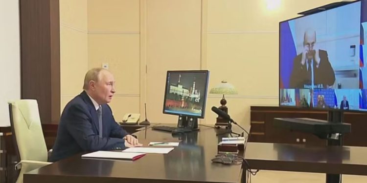 Tre zyra identike në tre qytete të ndryshme, ja se si Putini e maskon “pozicionin” e tij për të mbajtur fjalime