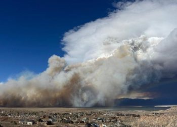 Një zjarr dhe stuhi të forta kërcënojnë Kaliforninë, 1400 të evakuar