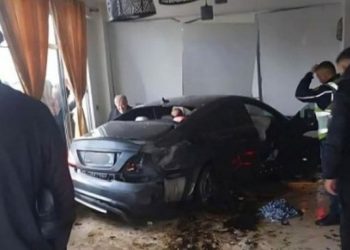 Makina del nga rruga dhe futet brenda në lokal, 3 persona të plagosur në Cërrik 