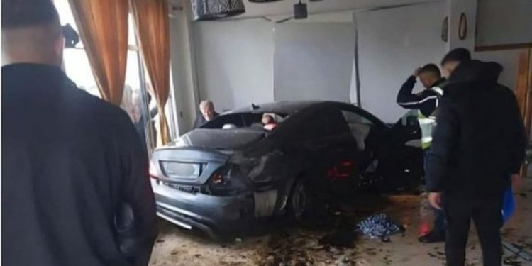 Makina del nga rruga dhe futet brenda në lokal, 3 persona të plagosur në Cërrik 