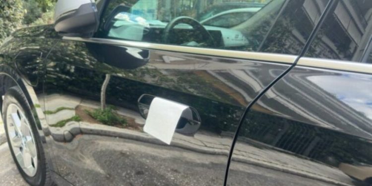 Peceta në dorezën e makinës, truku i ri i hajdutëve, ja strategjia që përdorin