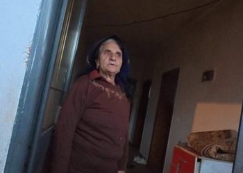 U helmuan e grabitën nga dhëndri! Flet e moshuara pas daljes nga spitali: Më tha pije këtë…