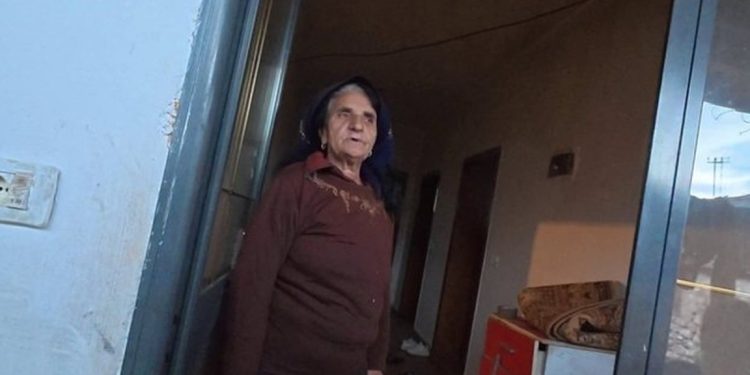 U helmuan e grabitën nga dhëndri! Flet e moshuara pas daljes nga spitali: Më tha pije këtë…