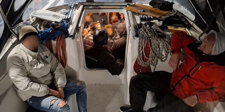 Kontrabanduan 4 shqiptarë drejt Anglisë me jaht, dy ukrainasit pritet të dënohen 