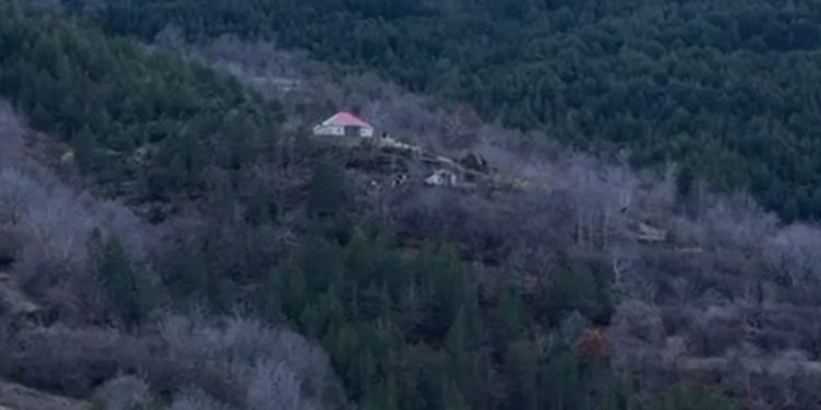 RENEA rrethon banesën në Pukë/ Identifikohet 24-vjeçari me prirje radikale që fshihet brenda shtëpisë, thërret ‘Allahu Ekber’