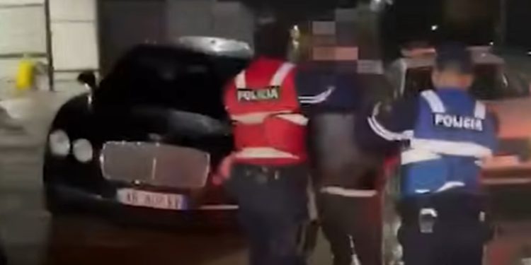 Me armë pa leje dhe lëndë narkotike me vete, arrestohen dy persona në Shkodër 