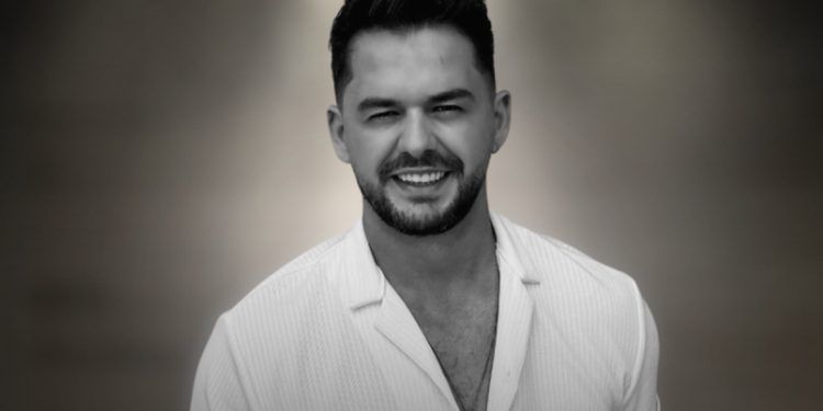 Fati tragjik i Shpat Kasapit/ Këngëtari u ndje keq pasi bashkëshortja doli jashtë banesës, u gjet i vdekur 