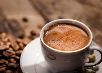 Studimi: Katër filxhanë kafe në ditë mund të ngadalësojnë plakjen biologjike 