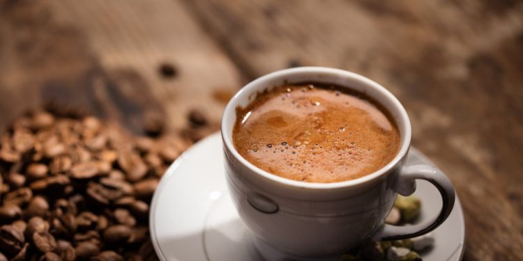 Studimi: Katër filxhanë kafe në ditë mund të ngadalësojnë plakjen biologjike 