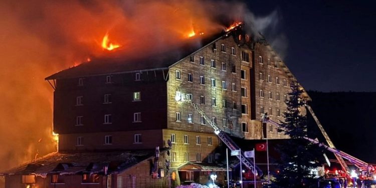 Pronari i hotelit dhe 10 të tjerë dënohen me burgim të përjetshëm për zjarret vdekjeprurëse në Turqi
