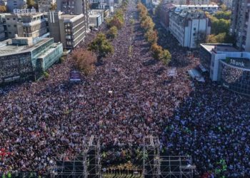 Serbi/Dhjetëra mijëra njerëz mbajnë heshtje për viktimat e tragjedisë në Novi Sad