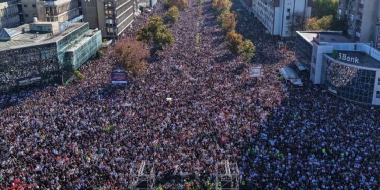 Serbi/Dhjetëra mijëra njerëz mbajnë heshtje për viktimat e tragjedisë në Novi Sad