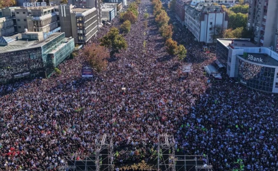 Serbi/Dhjetëra mijëra njerëz mbajnë heshtje për viktimat e tragjedisë në Novi Sad