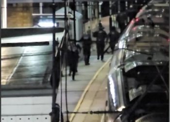 Policia nxiton në vendin e sulmit në trenin e Cambridgeshire