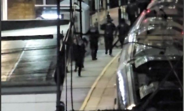 Policia nxiton në vendin e sulmit në trenin e Cambridgeshire