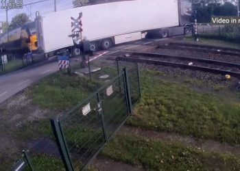 Treni përplaset me kamionin në kalimin hekurudhor holandez (video)