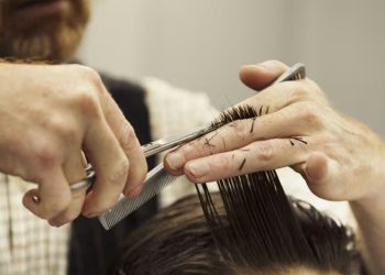 Zemërim për njoftimin e punës për berberë që t’u presin flokët emigrantëve që presin deportimin