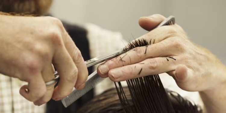 Zemërim për njoftimin e punës për berberë që t’u presin flokët emigrantëve që presin deportimin