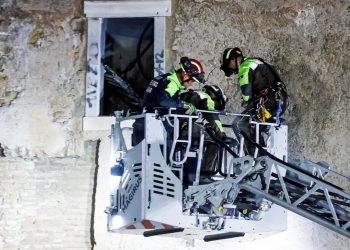 Punëtori vdes pasi u shpëtua nga një kullë mesjetare pjesërisht e shembur në Romë