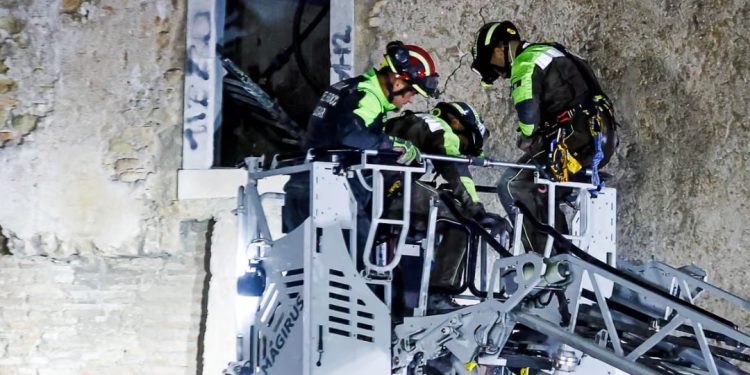 Punëtori vdes pasi u shpëtua nga një kullë mesjetare pjesërisht e shembur në Romë